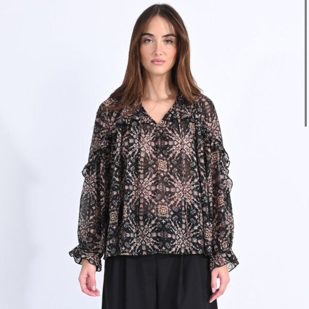Like new condition. Very flowy and loose fitting.